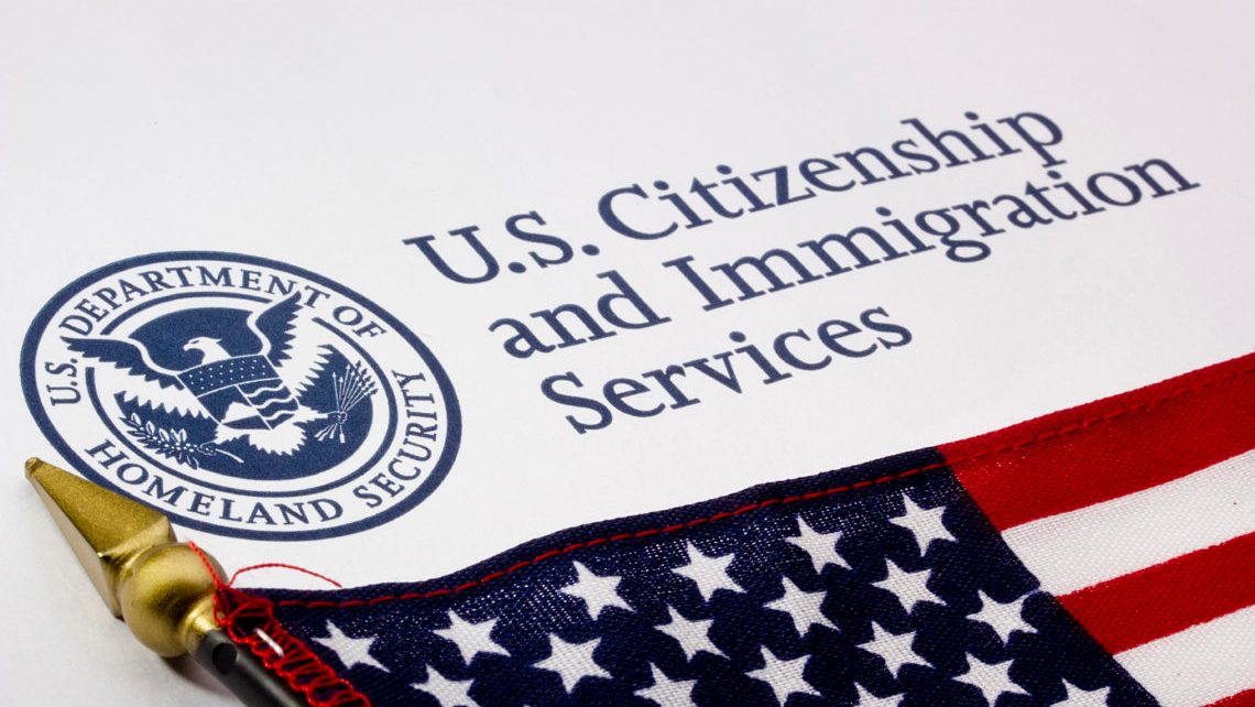 USCIS anuncia aumento de tarifas para trámites migratorios a partir de 2024